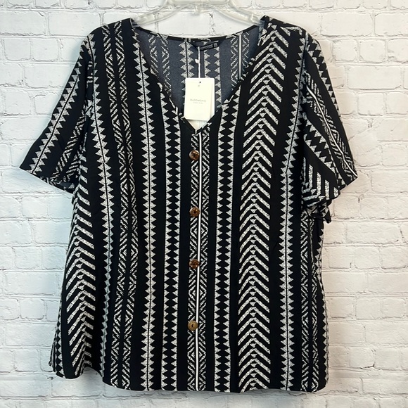 BloomChic Black & White Geometric Print Ruffle Sleeve Button Detail Top Size 12 - Picture 5 of 9
